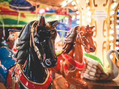 Karussell mit Pferdchen auf dem Herbstjahrmarkt